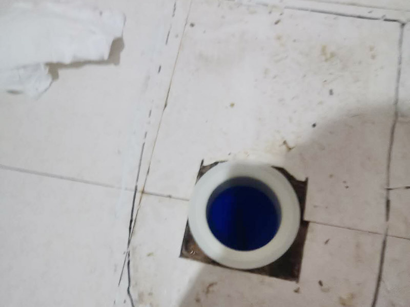 馬桶止逆閥安裝： 1、檢查排污管道與地面水平度：在安裝馬桶前應(yīng)先對排污管道進(jìn)行全面檢查，看管道內(nèi)是否有泥砂、廢紙等雜物堵塞，同時檢查馬桶安裝位的地面前后左右是否水平，如發(fā)現(xiàn)地面不平，在安裝時應(yīng)將地面找平。 2、確定排污管中心：翻轉(zhuǎn)馬桶，在馬桶排污口上確定中心，并劃出十字中心線，中心線應(yīng)延伸到馬桶底部四周腳邊。 3、固定馬桶：將馬桶上的與地面排污口的十字線對準(zhǔn)，保持水平安裝馬桶，并用力壓緊密封圈，安裝上地腳螺絲及裝飾帽。 4、做好底部密封：在馬桶排污口上安裝好專用密封圈，或在四周打上一圈玻璃膠(油灰)或水泥砂漿，水泥與砂的比例為1：3。 5、安裝水箱配件：放水3-5分鐘沖洗管道，以保證自來水管的清潔;再安裝角閥和連接軟管，然后將軟管與安裝的水箱配件進(jìn)水閥連接并按通水源。 6、調(diào)試檢驗(yàn)：檢查進(jìn)水閥進(jìn)水及密封是否正常，檢查排水閥安裝位置是否靈活，有無卡阻及滲漏，有無漏裝進(jìn)水閥過濾裝置等