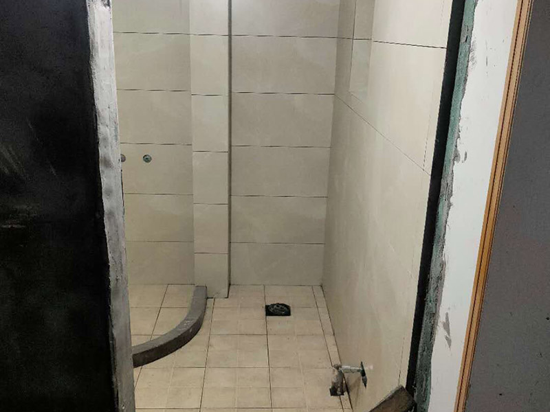 衛(wèi)生間瓷磚鋪貼：應全部清理墻面上的各類污物，打掃干凈現(xiàn)場，特別是腳落里。用泥刀先批墻，后用水泥漿找平。這個工序很重要，確保底子平，防止貼后空鼓。墻面要刷防水涂料，防止貼后浸水，根據(jù)設計鋪貼圖樣的要求，確定排磚方案，用墨斗彈線，以減少施工損耗。