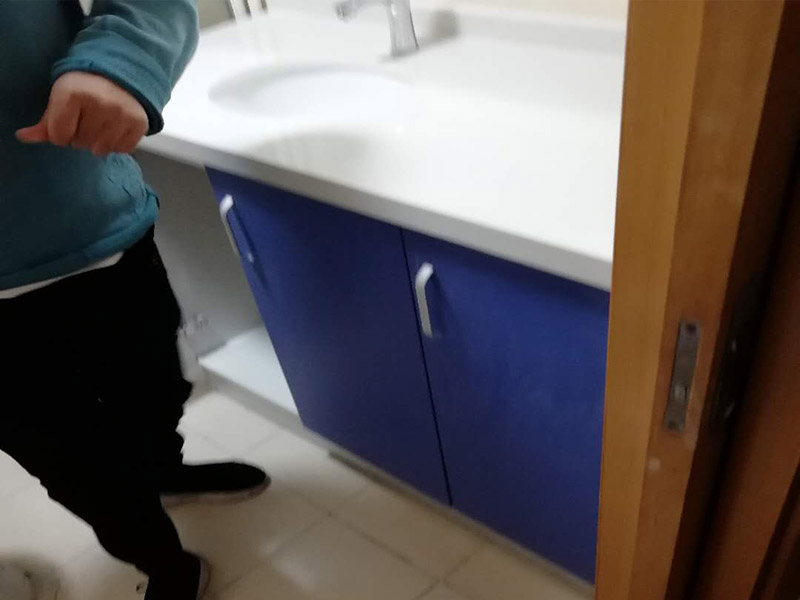 浴室柜裝修安裝:掛墻式浴室柜主柜安裝方法，按柜子掛鐵片的孔位、孔距，量出孔在墻面上的位置。用沖擊鉆在墻面上打孔，再用已有的爆炸螺絲把柜子安裝在墻上。還有用水平尺測量柜子是否安裝水平，再把臺面盆放在柜子上面。浴室柜一般距離地面的高度是80cm-85cm，根據(jù)使用人的身高和習(xí)慣可以略做調(diào)節(jié)。