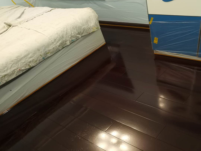 地板打蠟維修:中性全能清潔劑以1:30的比例注入洗地機(jī)刷洗地板(去油，去污)干凈。污水用吸水機(jī)吸干，待地板風(fēng)干即可;地板蠟水，倒入榨水車(chē)內(nèi)蠟拖沾蠟水榨去多余的蠟水。拖地板面，拖蠟時(shí)注意向一個(gè)方向拖(要么左右方向，要么前后方向)把蠟均勻涂于地面不要漏拖。布完第一層蠟待30-50分鐘后蠟干了方可拖第二層蠟步驟同上;地板蠟第一次打完蠟無(wú)須拋光，打2-3次即可拋光，用百潔墊配洗地機(jī)拋光。蠟表面不亮，有污漬均可拋光，表面即光亮如新。如此反復(fù)拋光5-10次拋光不亮?xí)r說(shuō)明地板無(wú)蠟則需重新打蠟。