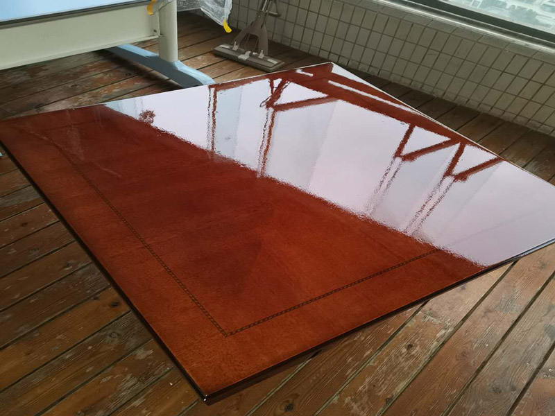 家具打蠟維修：首先要去除家具表面的灰塵，在打掃灰塵時(shí)，一定要用兩塊潔凈的棉布，一是潤濕的，二是干的。先用潤濕的棉布將其表面干凈，再用干的棉布將那些水漬擦干。灰塵一定要弄干凈，不然在上蠟時(shí)，有灰塵會(huì)加大棉布與木質(zhì)家具之間的摩擦，將其表面損壞。 家具若是以前上過蠟的，先將原蠟去除。在去除時(shí)一定要小心，應(yīng)該用用溫性的清潔劑或者淡淡的非堿性肥皂水，將表面擦拭干凈，尤其要注意家具的一些縫隙要講它們的灰塵處理干凈，還有一些表面有一點(diǎn)損壞的，一定要小心再小心的處理，不然再次上蠟后會(huì)影響他的光澤度。