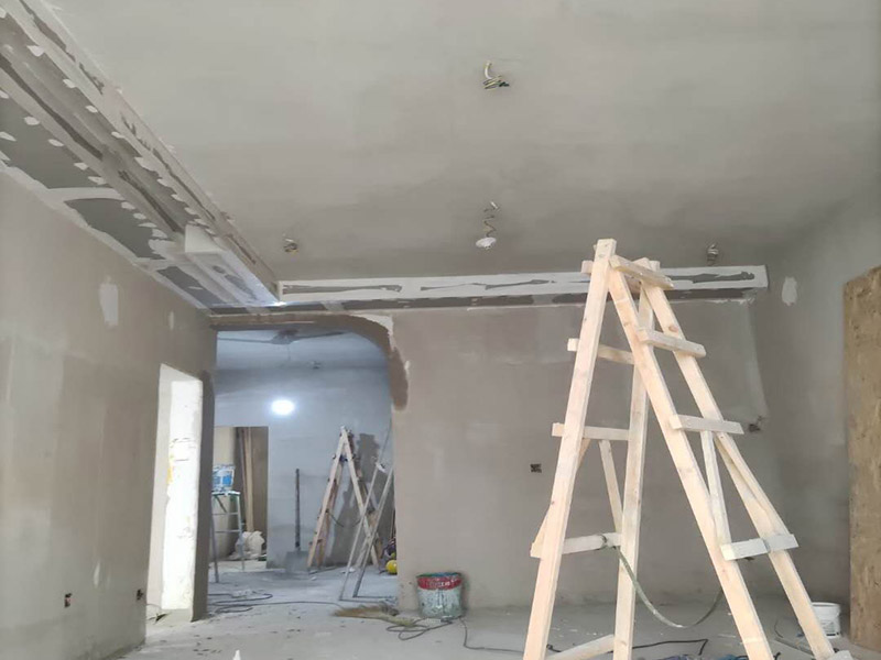 客廳吊頂造型施工：在客廳四周做吊頂，中間不做吊頂。這種吊頂可用木材夾板成型，設(shè)計(jì)成各種形狀，在配以射燈或筒燈，在不吊頂?shù)闹虚g不分配上新穎的吸頂燈。這樣會(huì)在視覺上增加視覺的層高，教適合于大空間的客廳。將客廳四周的吊頂做厚，而中間部分作薄，從而形成兩個(gè)明顯的層次。 確定吊頂區(qū)域,在相鄰墻面彈出水平線，畫龍骨固定線，頂面打空,栽內(nèi)漲絲,旋緊鍍鋅吊掛傳絲，架設(shè)輕鋼龍骨，用防銹自功釘固定石膏板并留出筒燈安裝點(diǎn)位，在石膏板銜接處預(yù)留8-10mm空隙,充填石膏外貼牛皮紙，用防銹漆將所有釘眼涂。