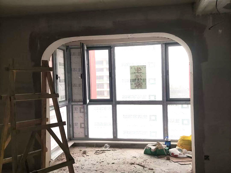 客廳吊頂造型施工：在客廳四周做吊頂，中間不做吊頂。這種吊頂可用木材夾板成型，設(shè)計(jì)成各種形狀，在配以射燈或筒燈，在不吊頂?shù)闹虚g不分配上新穎的吸頂燈。這樣會(huì)在視覺上增加視覺的層高，教適合于大空間的客廳。將客廳四周的吊頂做厚，而中間部分作薄，從而形成兩個(gè)明顯的層次。 確定吊頂區(qū)域,在相鄰墻面彈出水平線，畫龍骨固定線，頂面打空,栽內(nèi)漲絲,旋緊鍍鋅吊掛傳絲，架設(shè)輕鋼龍骨，用防銹自功釘固定石膏板并留出筒燈安裝點(diǎn)位，在石膏板銜接處預(yù)留8-10mm空隙,充填石膏外貼牛皮紙，用防銹漆將所有釘眼涂。
