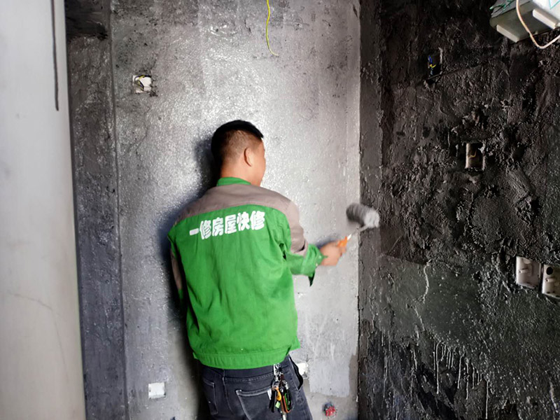 衛(wèi)生間地面刷防水：第一步：清理墻面和地面 在涂刷防水涂層之前，先要清理墻面和地面，同時要用連接的氣泵皮管吹盡陰角處的浮沉。 第二步：刷防水涂料；刷防水涂料時先刷墻角部位，交接處應有200mm，不得有漏刷情況。 墻角涂刷完成后涂刷墻體：第一遍涂刷墻面時，應上下縱向涂刷，第二遍涂刷墻體，應左右橫向涂刷。注意、第二遍防水涂料間需要有一定時間間隔，待遍涂料干透后才能進行第二遍，具體時間視涂料而定。間隔時間太短，防水的效果會大打折扣。 第三步：閉水試驗 在涂刷完防水涂料后，不能立刻貼瓷磚，還必須進行防水測試。 防水測試具體方法是：堵住衛(wèi)生間排水口、地漏等，然后將衛(wèi)生間積水2~3cm。24小時后到樓下查看是否有水滲漏，一旦發(fā)現(xiàn)有滲水痕跡，必須馬上返工。