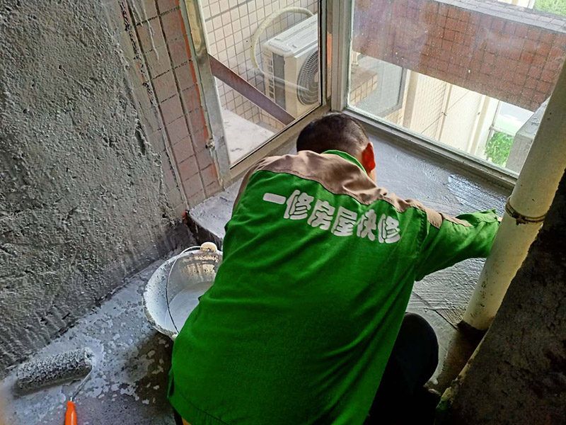 衛(wèi)生間地面刷防水：第一步：清理墻面和地面 在涂刷防水涂層之前，先要清理墻面和地面，同時要用連接的氣泵皮管吹盡陰角處的浮沉。 第二步：刷防水涂料；刷防水涂料時先刷墻角部位，交接處應有200mm，不得有漏刷情況。 墻角涂刷完成后涂刷墻體：第一遍涂刷墻面時，應上下縱向涂刷，第二遍涂刷墻體，應左右橫向涂刷。注意、第二遍防水涂料間需要有一定時間間隔，待遍涂料干透后才能進行第二遍，具體時間視涂料而定。間隔時間太短，防水的效果會大打折扣。 第三步：閉水試驗 在涂刷完防水涂料后，不能立刻貼瓷磚，還必須進行防水測試。 防水測試具體方法是：堵住衛(wèi)生間排水口、地漏等，然后將衛(wèi)生間積水2~3cm。24小時后到樓下查看是否有水滲漏，一旦發(fā)現(xiàn)有滲水痕跡，必須馬上返工。