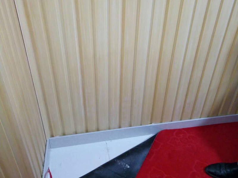 墻內水管漏水檢測：首先，可以通過尋管儀確定管道的確切位置，其次，保持一直不要用水，先看一下水表，記下數(shù)字，過會再去看水表，觀察是否漏水把水閘關掉，把水放干。找一根水管向地漏沖水，看樓下會不會漏水堵住地漏，在衛(wèi)生間放較多水，一會兒后，觀察樓下會不會漏水，如果進水管和排水管正常，但防水層漏水測試發(fā)現(xiàn)樓下漏水，那就是防水層漏水，找到漏水處后，先關閉閥門、截斷水源后，將水龍頭打開至適當位置，然后用專用膠布捆住漏水的部位。