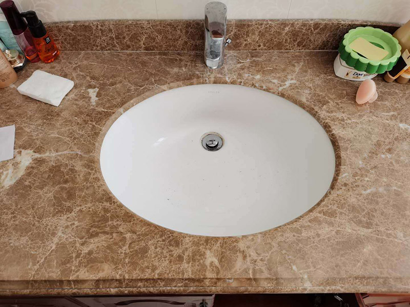 洗臉盆脫落維修:陶瓷臉盆下邊必須用架子托住，與石材臺板用普通玻璃膠密封，這樣臺板和臉盆就允許發(fā)生一定的相對位移，封膠的目的是不漏水，絕對不能用結(jié)構(gòu)膠把臉盆與臺板粘死靠膠來承受陶瓷臉盆的重量；應(yīng)該靠下面的托架托住陶瓷臉盆；否則一旦盆中放滿熱水，盆體受熱膨脹，而盆邊與臺板粘死不能變形，巨大的內(nèi)應(yīng)力就會損壞陶瓷臉盆，嚴重時就會掉底。