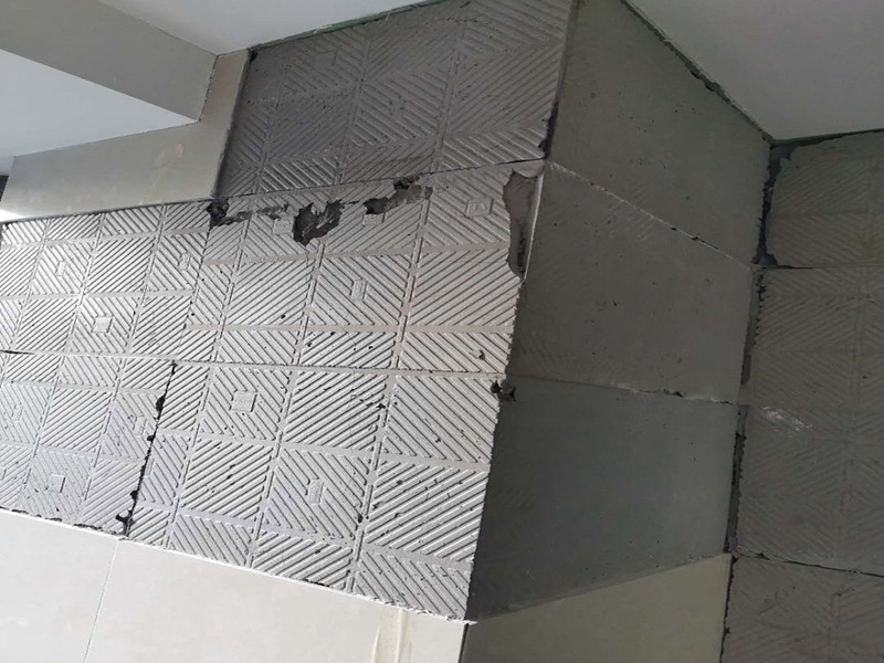 瓷磚空鼓維修鋪貼：首先，先使用空鼓錘敲擊墻面確認(rèn)空鼓范圍。如果敲擊的聲音比較沉悶的話，說明鋪貼比較實(shí)也比較牢固。反之，發(fā)出“咚咚”清脆的聲響的話，說明瓷磚存在空鼓。然后在開孔處注射瓷磚空鼓修復(fù)膠。如有溢出的膠水盡量在干固之前用濕抹布擦掉，如填縫處有膠水滲出是因為原有的填縫劑密度不夠，可重新涂抹一層密度較大的填縫劑。最后使用填縫劑填補(bǔ)孔位，擦掉多余的填縫劑。
