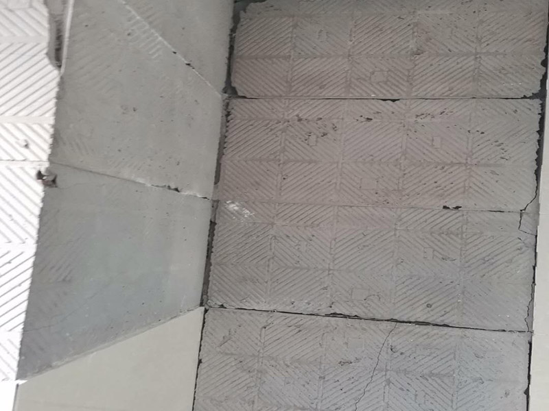 瓷磚空鼓維修鋪貼：首先，先使用空鼓錘敲擊墻面確認(rèn)空鼓范圍。如果敲擊的聲音比較沉悶的話，說明鋪貼比較實(shí)也比較牢固。反之，發(fā)出“咚咚”清脆的聲響的話，說明瓷磚存在空鼓。然后在開孔處注射瓷磚空鼓修復(fù)膠。如有溢出的膠水盡量在干固之前用濕抹布擦掉，如填縫處有膠水滲出是因為原有的填縫劑密度不夠，可重新涂抹一層密度較大的填縫劑。最后使用填縫劑填補(bǔ)孔位，擦掉多余的填縫劑。