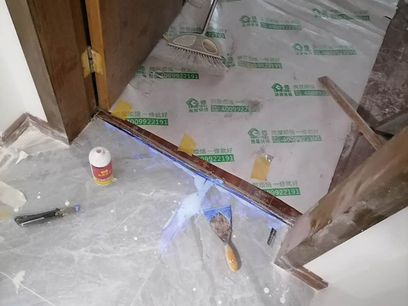 局部瓷磚空鼓維修：先把拱起的瓷磚與其他瓷磚之間的接縫用切割機鋸開(切割時會有很大的粉塵，所以需要不停地往切割機里加水)，要很小心地把瓷磚掀起，動作一定要輕，否則容易造成瓷磚破裂。 把粘在瓷磚邊上的水泥砂漿全部刮掉。處理磚下的水泥層，刨掉1-2厘米，清理干凈。 均勻涂上一層混合水泥砂漿。水泥黃沙比例為：墻磚1：3，地磚：1：2——3，水泥的水泥標號為32.5號水泥。此外，如果使用的是白水泥，一定要采用108膠，這樣可以使水泥與地磚之間緊密黏合。 把清理好的瓷磚重新鋪好，壓平，等水泥徹底干透后再使用填縫機加固，從而避免地磚上翹、開裂的現(xiàn)象。