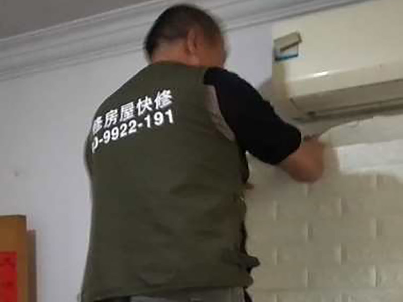 墻面裝飾拆除：1、舊墻皮鏟除 2、墻面清理，檢查是否有孔洞、油污、不平整的地方，如有需要，先修補然后施工。 3、批刮膩子，選用較好的墻襯一類的防水膩子，一般為2遍，第一遍批刮后1小時表干后打磨平整。 4、批刮第二遍膩子，干燥后打磨，注意選用600目以上砂紙，否則墻面刮痕會嚴重。 5、用200瓦的大燈泡靠近墻面檢查是否有不平整或砂眼，如有局部修補。 6、用干凈毛巾徹底清理墻面灰塵，用吸塵器清理干凈。 7、調(diào)配膠漆底漆，選用較好的羊毛刷或使用噴涂方式施工。 8、按次序涂刷1遍底漆，2遍面漆，每遍中間間隔要在1小時以上。 9、涂刷完成后，養(yǎng)護7-14天，不要拿手摸漆面。 10、7-14天后，養(yǎng)護完成。