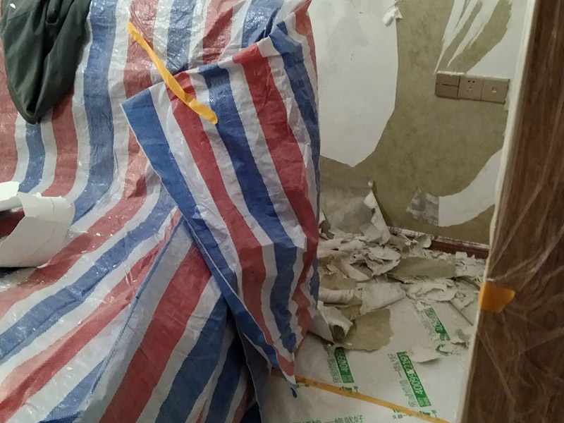 撕墻紙成品保護(hù):在墻面頂部選一塊不顯眼的角落，用美工刀的刀尖將墻紙掀起。注：揭除可剝離墻紙時(shí)，掀起墻紙一角，將其從墻上撕下，手要盡量靠近墻面，這樣可將撕破墻紙的可能性降到最低。 墻紙、墻布裝飾面已經(jīng)裱糊完成的房間應(yīng)該及時(shí)清理干凈，在后續(xù)施工過程中，不要再作為物料 房或休息室使用，避免墻紙、墻布遭受污染或損壞，房間最好及時(shí)上鎖，并定期做好通風(fēng)換氣、排氣的工作。 墻面裱糊時(shí)，各道工序必須嚴(yán)格按照規(guī)程施工，操作時(shí)要做到干凈利落，邊縫要切割整齊到位，膠痕跡要擦干凈。