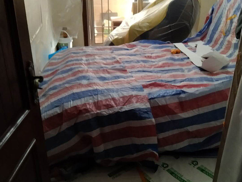 撕墻紙成品保護(hù):在墻面頂部選一塊不顯眼的角落，用美工刀的刀尖將墻紙掀起。注：揭除可剝離墻紙時(shí)，掀起墻紙一角，將其從墻上撕下，手要盡量靠近墻面，這樣可將撕破墻紙的可能性降到最低。 墻紙、墻布裝飾面已經(jīng)裱糊完成的房間應(yīng)該及時(shí)清理干凈，在后續(xù)施工過程中，不要再作為物料 房或休息室使用，避免墻紙、墻布遭受污染或損壞，房間最好及時(shí)上鎖，并定期做好通風(fēng)換氣、排氣的工作。 墻面裱糊時(shí)，各道工序必須嚴(yán)格按照規(guī)程施工，操作時(shí)要做到干凈利落，邊縫要切割整齊到位，膠痕跡要擦干凈。