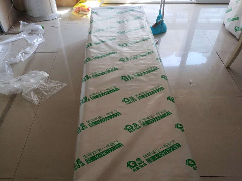 撕墻紙成品保護(hù):在墻面頂部選一塊不顯眼的角落，用美工刀的刀尖將墻紙掀起。注：揭除可剝離墻紙時(shí)，掀起墻紙一角，將其從墻上撕下，手要盡量靠近墻面，這樣可將撕破墻紙的可能性降到最低。 墻紙、墻布裝飾面已經(jīng)裱糊完成的房間應(yīng)該及時(shí)清理干凈，在后續(xù)施工過程中，不要再作為物料 房或休息室使用，避免墻紙、墻布遭受污染或損壞，房間最好及時(shí)上鎖，并定期做好通風(fēng)換氣、排氣的工作。 墻面裱糊時(shí)，各道工序必須嚴(yán)格按照規(guī)程施工，操作時(shí)要做到干凈利落，邊縫要切割整齊到位，膠痕跡要擦干凈。