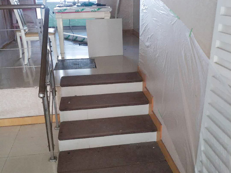 撕墻紙成品保護(hù):在墻面頂部選一塊不顯眼的角落，用美工刀的刀尖將墻紙掀起。注：揭除可剝離墻紙時(shí)，掀起墻紙一角，將其從墻上撕下，手要盡量靠近墻面，這樣可將撕破墻紙的可能性降到最低。 墻紙、墻布裝飾面已經(jīng)裱糊完成的房間應(yīng)該及時(shí)清理干凈，在后續(xù)施工過程中，不要再作為物料 房或休息室使用，避免墻紙、墻布遭受污染或損壞，房間最好及時(shí)上鎖，并定期做好通風(fēng)換氣、排氣的工作。 墻面裱糊時(shí)，各道工序必須嚴(yán)格按照規(guī)程施工，操作時(shí)要做到干凈利落，邊縫要切割整齊到位，膠痕跡要擦干凈。