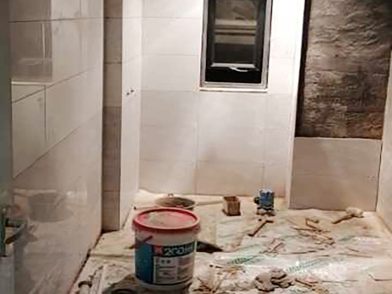 衛(wèi)生間防水貼磚：一般的防水施工要做2到3遍，而且防水的順序也是有講究的，比如，要先做完墻面防水再貼墻磚，其次才可以做地面防水，再貼地磚。因?yàn)榈孛娼?jīng)常會(huì)踩來(lái)踩去，地面防水如果先做了會(huì)很容易踩壞。一般情況下，在2到3遍的防水層全部做好后，會(huì)有5到7天的固化期，固化期到了，我們也需要重新測(cè)試防水做的好不好，漏不漏水，這就需要再加水測(cè)試24小時(shí)后看看家里地面水位是否下降，或者看看樓下鄰居的衛(wèi)生間有沒(méi)有漏水的痕跡。 如果沒(méi)有漏水，那要記得再用一層水泥砂漿做一層防水保護(hù)，其目的是防止貼磚工作摩擦二次破壞防水層表面。但如果還是漏水，那就說(shuō)明防水沒(méi)做徹底，需要重做防水。按照第一次的工序再等待干透和測(cè)試，沒(méi)有問(wèn)題就可以鋪貼地磚了。