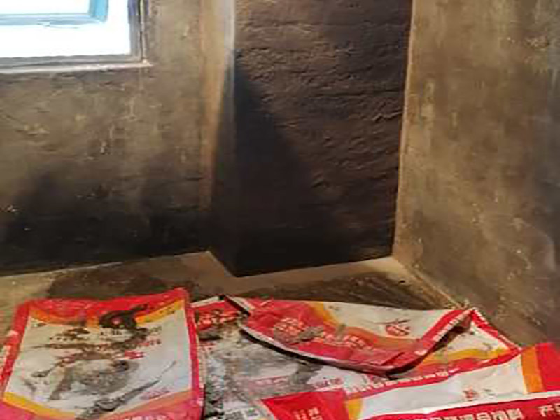 衛(wèi)生間防水貼磚：一般的防水施工要做2到3遍，而且防水的順序也是有講究的，比如，要先做完墻面防水再貼墻磚，其次才可以做地面防水，再貼地磚。因?yàn)榈孛娼?jīng)常會(huì)踩來(lái)踩去，地面防水如果先做了會(huì)很容易踩壞。一般情況下，在2到3遍的防水層全部做好后，會(huì)有5到7天的固化期，固化期到了，我們也需要重新測(cè)試防水做的好不好，漏不漏水，這就需要再加水測(cè)試24小時(shí)后看看家里地面水位是否下降，或者看看樓下鄰居的衛(wèi)生間有沒(méi)有漏水的痕跡。 如果沒(méi)有漏水，那要記得再用一層水泥砂漿做一層防水保護(hù)，其目的是防止貼磚工作摩擦二次破壞防水層表面。但如果還是漏水，那就說(shuō)明防水沒(méi)做徹底，需要重做防水。按照第一次的工序再等待干透和測(cè)試，沒(méi)有問(wèn)題就可以鋪貼地磚了。