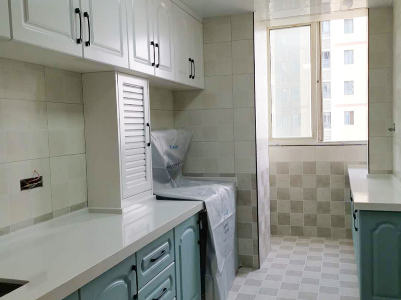 廚房拆除重裝施工：拆除舊廚房是工程中的第一項(xiàng)，將情墻面和地面上原有的瓷磚全部砸掉，不要只砸掉一半或一部分，以免后面在鋪貼時(shí)有縫隙。拆除吊頂、廚具和燈具，需按照一定的流程拆除。如果想要重新將廚房整頓一下，那么就將廚房的一切原有的都拆除掉。水路和電路的設(shè)計(jì)都是很隱藏的，一般都會(huì)做成暗管，隱藏在墻面或地面下，既美觀又不影響使用。做防水是必要的步驟，當(dāng)抹平的水泥完全干透后，要在上面涂抹2-3遍的防水涂料。防水涂料完全干透后，要做防水實(shí)驗(yàn)。貼磚時(shí)避免直接站在防水層上，以免踩壞防水層。貼磚工人要站在做完防水處理后的地面上進(jìn)行鋪貼瓷磚。貼瓷磚時(shí)要防止出現(xiàn)空鼓和參差不齊的現(xiàn)象。瓷磚和地磚鋪貼完成后，就要按照流程安裝其他家具，比如櫥柜、吊頂和燈具等等。