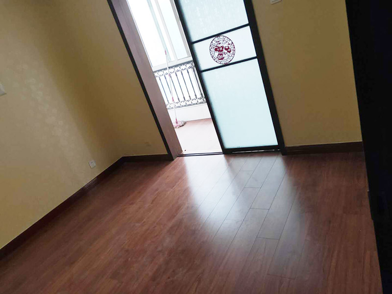 全屋地板換新服務(wù)：鋪地板前都要做一件事，就是清理施工現(xiàn)場(chǎng)，將地面的垃圾清掃干凈，特別是角落要注意清潔干凈，做到無(wú)塵無(wú)污染。清潔往后開(kāi)始做地面找平工作，其地面的水平要保持在2mm的誤差內(nèi)，超過(guò)的話就必須要做找平了，否則地板鋪好后腳感也會(huì)不好的。鋪地板前還需要先將地板進(jìn)行預(yù)鋪，主要是因?yàn)榈匕迨清e(cuò)落安裝的，預(yù)鋪一下，根據(jù)室內(nèi)尺寸進(jìn)行，肯定是有部分地板需要一分為二，預(yù)鋪后根據(jù)尺寸來(lái)鋸，可以避免地板損耗。地板有一定的膨脹率，因此鋪裝前要在其與墻面接觸的部位預(yù)留膨脹縫，以免地板起鼓，膨脹縫的大小一般和地板的膨脹系數(shù)有關(guān)系。