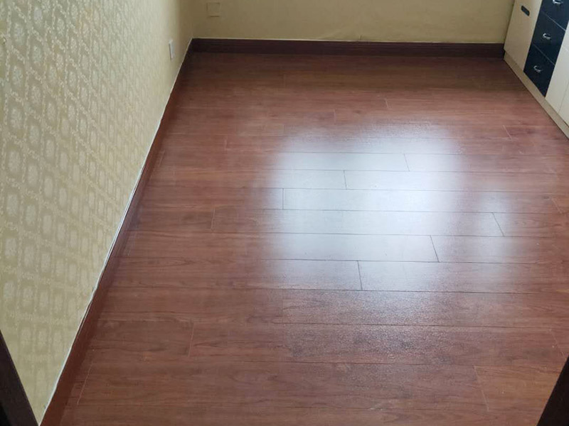 全屋地板換新服務(wù)：鋪地板前都要做一件事，就是清理施工現(xiàn)場(chǎng)，將地面的垃圾清掃干凈，特別是角落要注意清潔干凈，做到無(wú)塵無(wú)污染。清潔往后開(kāi)始做地面找平工作，其地面的水平要保持在2mm的誤差內(nèi)，超過(guò)的話就必須要做找平了，否則地板鋪好后腳感也會(huì)不好的。鋪地板前還需要先將地板進(jìn)行預(yù)鋪，主要是因?yàn)榈匕迨清e(cuò)落安裝的，預(yù)鋪一下，根據(jù)室內(nèi)尺寸進(jìn)行，肯定是有部分地板需要一分為二，預(yù)鋪后根據(jù)尺寸來(lái)鋸，可以避免地板損耗。地板有一定的膨脹率，因此鋪裝前要在其與墻面接觸的部位預(yù)留膨脹縫，以免地板起鼓，膨脹縫的大小一般和地板的膨脹系數(shù)有關(guān)系。