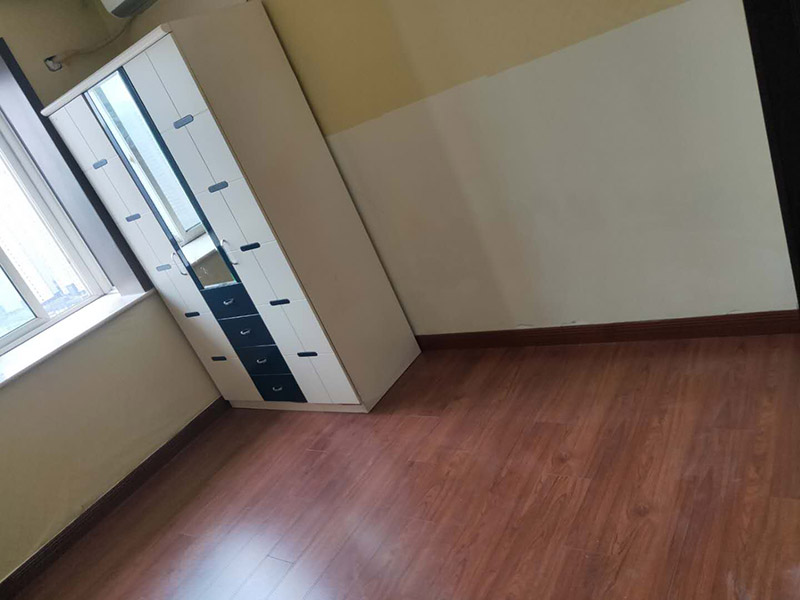 全屋地板換新服務(wù)：鋪地板前都要做一件事，就是清理施工現(xiàn)場(chǎng)，將地面的垃圾清掃干凈，特別是角落要注意清潔干凈，做到無(wú)塵無(wú)污染。清潔往后開(kāi)始做地面找平工作，其地面的水平要保持在2mm的誤差內(nèi)，超過(guò)的話就必須要做找平了，否則地板鋪好后腳感也會(huì)不好的。鋪地板前還需要先將地板進(jìn)行預(yù)鋪，主要是因?yàn)榈匕迨清e(cuò)落安裝的，預(yù)鋪一下，根據(jù)室內(nèi)尺寸進(jìn)行，肯定是有部分地板需要一分為二，預(yù)鋪后根據(jù)尺寸來(lái)鋸，可以避免地板損耗。地板有一定的膨脹率，因此鋪裝前要在其與墻面接觸的部位預(yù)留膨脹縫，以免地板起鼓，膨脹縫的大小一般和地板的膨脹系數(shù)有關(guān)系。