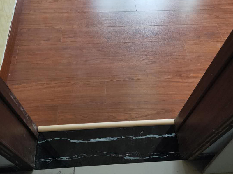 全屋地板換新服務(wù)：鋪地板前都要做一件事，就是清理施工現(xiàn)場(chǎng)，將地面的垃圾清掃干凈，特別是角落要注意清潔干凈，做到無(wú)塵無(wú)污染。清潔往后開(kāi)始做地面找平工作，其地面的水平要保持在2mm的誤差內(nèi)，超過(guò)的話就必須要做找平了，否則地板鋪好后腳感也會(huì)不好的。鋪地板前還需要先將地板進(jìn)行預(yù)鋪，主要是因?yàn)榈匕迨清e(cuò)落安裝的，預(yù)鋪一下，根據(jù)室內(nèi)尺寸進(jìn)行，肯定是有部分地板需要一分為二，預(yù)鋪后根據(jù)尺寸來(lái)鋸，可以避免地板損耗。地板有一定的膨脹率，因此鋪裝前要在其與墻面接觸的部位預(yù)留膨脹縫，以免地板起鼓，膨脹縫的大小一般和地板的膨脹系數(shù)有關(guān)系。