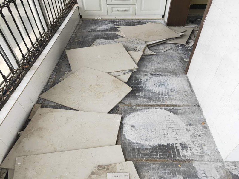 全屋瓷磚拆除施工:首先要撬開大門口的那塊地磚，因為那塊地du磚是有一邊露在外面的所以比較容易撬開。再用扁的鑿子一片一片的往里撬，如果水泥砂漿做的不是特別牢固的話可以直接用錘子把扁撬敲擊地磚和水泥地中間的縫隙。