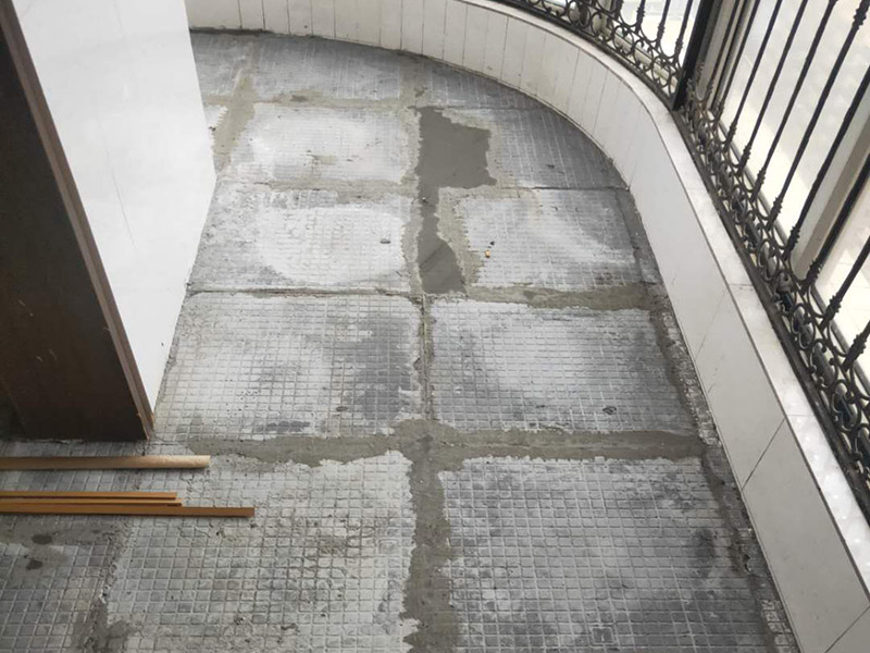 全屋瓷磚拆除施工:首先要撬開大門口的那塊地磚，因為那塊地du磚是有一邊露在外面的所以比較容易撬開。再用扁的鑿子一片一片的往里撬，如果水泥砂漿做的不是特別牢固的話可以直接用錘子把扁撬敲擊地磚和水泥地中間的縫隙。