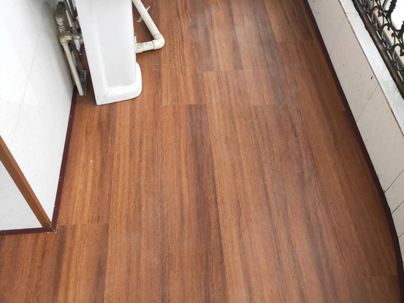 陽(yáng)臺(tái)鋪地板案例:1、先對(duì)地面進(jìn)行找平，水平的誤差不能超過(guò)2毫米。地面要是不平，腳感就不好。再就是將邊、角部位等突起或有不平的地方進(jìn)行局部修整。再鋪防潮層，防潮層可以防止以后地板受潮。鋪平，接縫處要并攏。 2、然后就是安裝地板了，因?yàn)榈匕迨且e(cuò)落安裝的，先預(yù)鋪一下，將部分地板一分為二，要按尺寸來(lái)鋸，萬(wàn)一鋸多了，地板損耗就大了。因?yàn)榈匕逵幸欢ǖ呐蛎浡?，因此鋪裝前要在其與墻面接觸的部位預(yù)留膨脹縫，以免地板起鼓。膨脹縫的大小一般和地板的膨脹系數(shù)有關(guān)系。粘合地板的膠水要用強(qiáng)化地板專用的，這種膠的污染比較小。不要隨便在市場(chǎng)上選非地板專用膠，地板本身就存在的污染上再增加污染源。 3、鋪前看好地板是否用對(duì)，再鋪設(shè)地板。在鋪設(shè)時(shí)，要一塊短的旁邊鋪一塊長(zhǎng)的，這樣交叉鋪設(shè)地板就咬得住不易松動(dòng)，地板拼合后還要用工具敲緊。再下來(lái)就是銜接了，一般用地板壓條掩蓋。但也有用玻璃膠填充。 4、然后檢查一遍，把不完美的地方修整一下。然后就是踢腳線的安裝，要做的接頭緊密，平齊。并且要保證能壓住地板墻縫。地板鋪好接下來(lái)是安裝壓條了，一般地板比地面高就要用那種高低壓條，地板與地面一樣平就要用這種平壓條了。