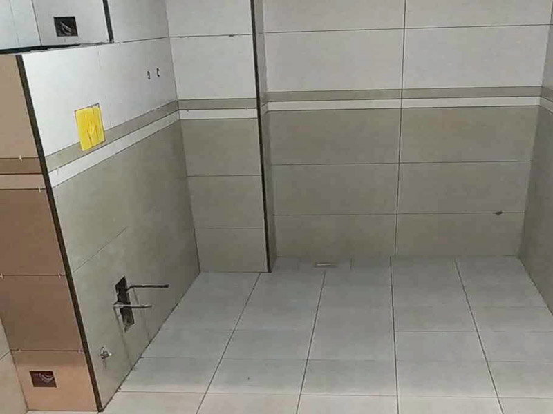 衛(wèi)生間裝修翻新:為了讓翻新后的衛(wèi)生間能給家人帶來更加的便利，首先要咨詢家里人的意見和使用習(xí)慣，如果家里有老人和小孩的話，防滑設(shè)施一定要到位。要全面分析戶型平面圖，使得對衛(wèi)生間的尺寸和排水位置等有一個(gè)大體的了解，然后在根據(jù)衛(wèi)生間的大小來安排好衛(wèi)生間設(shè)備的位置。如果原來的墻磚和地面很老舊的話，可以考慮把墻磚和地面打掉，然后在鋪貼新磚。這里要注意的是鋪貼新磚之前一定要對衛(wèi)生間做好防水。