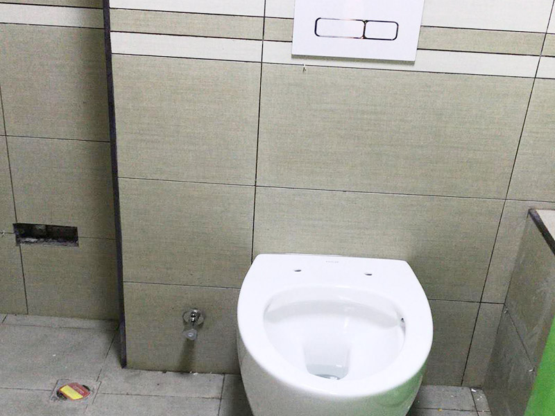 衛(wèi)生間裝修翻新:為了讓翻新后的衛(wèi)生間能給家人帶來更加的便利，首先要咨詢家里人的意見和使用習(xí)慣，如果家里有老人和小孩的話，防滑設(shè)施一定要到位。要全面分析戶型平面圖，使得對衛(wèi)生間的尺寸和排水位置等有一個(gè)大體的了解，然后在根據(jù)衛(wèi)生間的大小來安排好衛(wèi)生間設(shè)備的位置。如果原來的墻磚和地面很老舊的話，可以考慮把墻磚和地面打掉，然后在鋪貼新磚。這里要注意的是鋪貼新磚之前一定要對衛(wèi)生間做好防水。