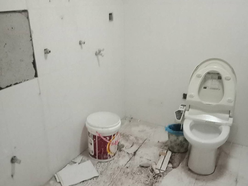 衛(wèi)生間裝修翻新:為了讓翻新后的衛(wèi)生間能給家人帶來更加的便利，首先要咨詢家里人的意見和使用習(xí)慣，如果家里有老人和小孩的話，防滑設(shè)施一定要到位。要全面分析戶型平面圖，使得對衛(wèi)生間的尺寸和排水位置等有一個(gè)大體的了解，然后在根據(jù)衛(wèi)生間的大小來安排好衛(wèi)生間設(shè)備的位置。如果原來的墻磚和地面很老舊的話，可以考慮把墻磚和地面打掉，然后在鋪貼新磚。這里要注意的是鋪貼新磚之前一定要對衛(wèi)生間做好防水。