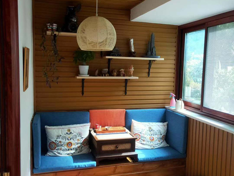 陽臺(tái)改造前后對(duì)比：將陽臺(tái)直接的重新的粉刷，那么就是使得這樣的老舊的痕跡消除，或者是直接的拆掉，重新安裝別的。老房子的陽臺(tái)其實(shí)是比較的適合去重新的安裝一個(gè)新的承載系統(tǒng)，這樣話，就是能達(dá)到一個(gè)很好的裝修的效果。裝修陽臺(tái)還可以將地面的瓷磚或者地板重新的拆開再去安裝，這樣的做法是能起到一個(gè)很好的效果的。