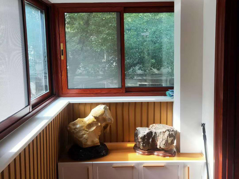 陽臺(tái)改造前后對(duì)比：將陽臺(tái)直接的重新的粉刷，那么就是使得這樣的老舊的痕跡消除，或者是直接的拆掉，重新安裝別的。老房子的陽臺(tái)其實(shí)是比較的適合去重新的安裝一個(gè)新的承載系統(tǒng)，這樣話，就是能達(dá)到一個(gè)很好的裝修的效果。裝修陽臺(tái)還可以將地面的瓷磚或者地板重新的拆開再去安裝，這樣的做法是能起到一個(gè)很好的效果的。