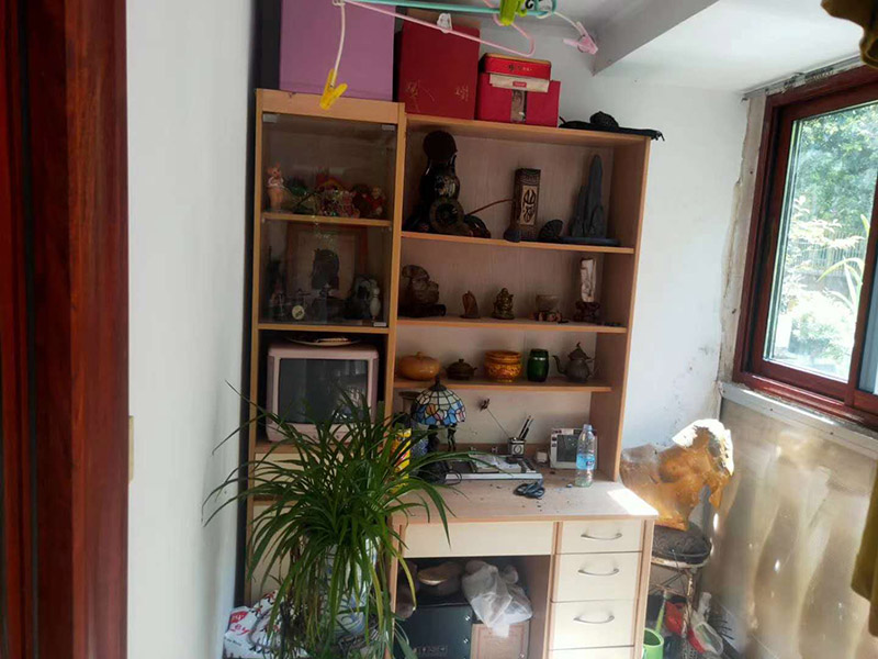 陽臺(tái)改造前后對(duì)比：將陽臺(tái)直接的重新的粉刷，那么就是使得這樣的老舊的痕跡消除，或者是直接的拆掉，重新安裝別的。老房子的陽臺(tái)其實(shí)是比較的適合去重新的安裝一個(gè)新的承載系統(tǒng)，這樣話，就是能達(dá)到一個(gè)很好的裝修的效果。裝修陽臺(tái)還可以將地面的瓷磚或者地板重新的拆開再去安裝，這樣的做法是能起到一個(gè)很好的效果的。