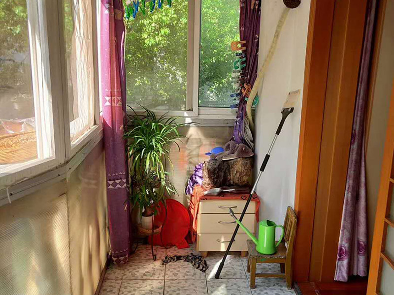 陽臺(tái)改造前后對(duì)比：將陽臺(tái)直接的重新的粉刷，那么就是使得這樣的老舊的痕跡消除，或者是直接的拆掉，重新安裝別的。老房子的陽臺(tái)其實(shí)是比較的適合去重新的安裝一個(gè)新的承載系統(tǒng)，這樣話，就是能達(dá)到一個(gè)很好的裝修的效果。裝修陽臺(tái)還可以將地面的瓷磚或者地板重新的拆開再去安裝，這樣的做法是能起到一個(gè)很好的效果的。