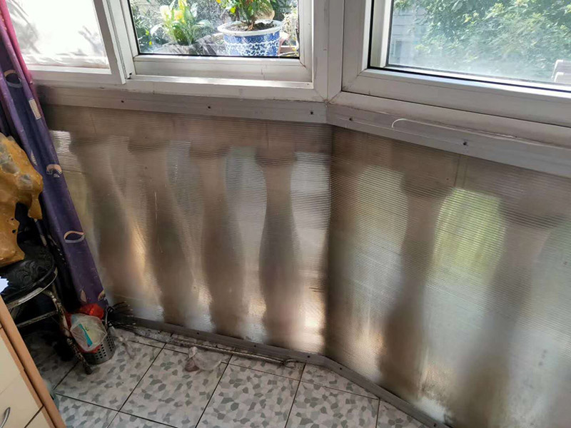 陽臺(tái)改造前后對(duì)比：將陽臺(tái)直接的重新的粉刷，那么就是使得這樣的老舊的痕跡消除，或者是直接的拆掉，重新安裝別的。老房子的陽臺(tái)其實(shí)是比較的適合去重新的安裝一個(gè)新的承載系統(tǒng)，這樣話，就是能達(dá)到一個(gè)很好的裝修的效果。裝修陽臺(tái)還可以將地面的瓷磚或者地板重新的拆開再去安裝，這樣的做法是能起到一個(gè)很好的效果的。