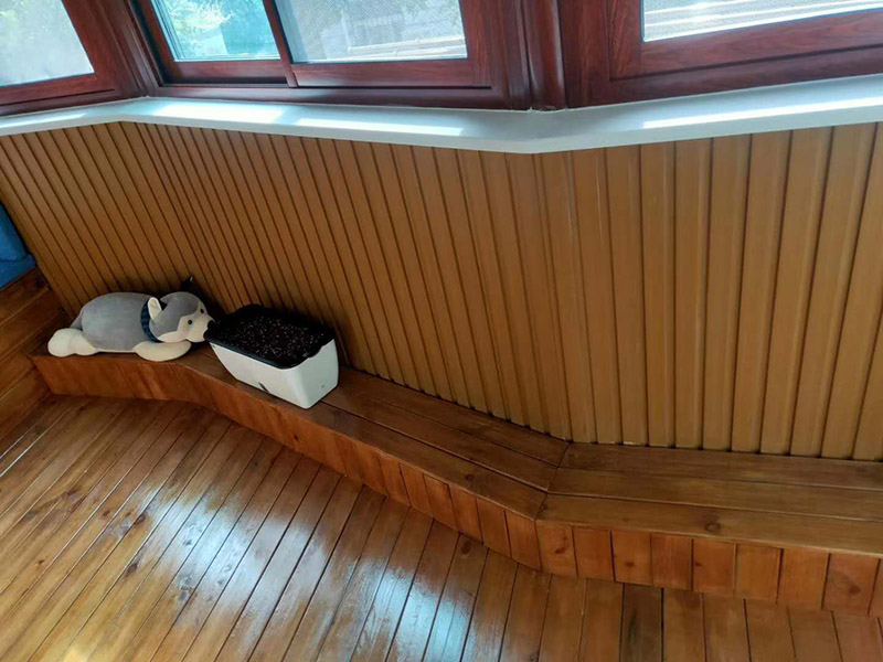 陽臺(tái)改造前后對(duì)比：將陽臺(tái)直接的重新的粉刷，那么就是使得這樣的老舊的痕跡消除，或者是直接的拆掉，重新安裝別的。老房子的陽臺(tái)其實(shí)是比較的適合去重新的安裝一個(gè)新的承載系統(tǒng)，這樣話，就是能達(dá)到一個(gè)很好的裝修的效果。裝修陽臺(tái)還可以將地面的瓷磚或者地板重新的拆開再去安裝，這樣的做法是能起到一個(gè)很好的效果的。