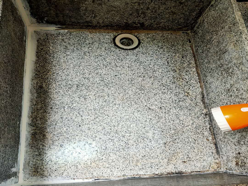 水池漏水打膠：1、將水池放好后，用筆沿著盆四邊畫一圈，然后把水池取上來；沿著畫的線打一圈玻璃膠，打好后把盆放下去壓一下，把多出來的膠用刮板刮掉就可以了。 2、玻璃膠可以換成密封條，密封條也具有防水的作用。密封條是硅膠制成，和玻璃膠的成分大體相同，防水的效果是完全相同的。