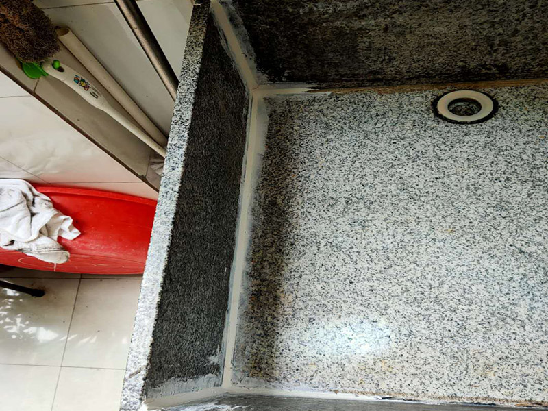 水池漏水打膠：1、將水池放好后，用筆沿著盆四邊畫一圈，然后把水池取上來；沿著畫的線打一圈玻璃膠，打好后把盆放下去壓一下，把多出來的膠用刮板刮掉就可以了。 2、玻璃膠可以換成密封條，密封條也具有防水的作用。密封條是硅膠制成，和玻璃膠的成分大體相同，防水的效果是完全相同的。