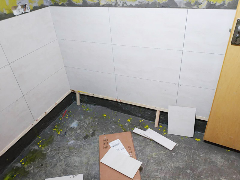 廚房陽(yáng)臺(tái)墻磚鋪貼:首先應(yīng)除去基層表面的污垢，油漬，浮灰;除去基層上所有涂料層，膩?zhàn)訉?如果基層未能達(dá)到平整度要求，需對(duì)基層進(jìn)行預(yù)先的找平處理。鋪貼瓷磚前需事先找好垂直線，以此為基準(zhǔn)鋪貼的瓷磚高低均勻、垂直美觀;此外，施工前在墻體四周需彈出標(biāo)高控制線，在地面彈出十字線，以控制地磚分隔尺寸。 調(diào)制粘結(jié)劑：加水后將粘結(jié)劑漿料攪拌至潤(rùn)滑均勻，無(wú)明顯塊狀或糊狀結(jié)塊，攪拌后的漿料靜置5-10分鐘后再稍加攪拌1-2分鐘即可使用。將瓷磚平整地鋪貼在基層上，使用橡膠錘將瓷磚拍實(shí)鋪平。施工過(guò)程中，可小幅度轉(zhuǎn)動(dòng)瓷磚，使?jié){料與瓷磚背面充分接觸。瓷磚鋪貼結(jié)束后24小時(shí)，可進(jìn)行嵌縫施工。將調(diào)制好的嵌縫劑均勻地涂在磚與磚的縫隙內(nèi)。