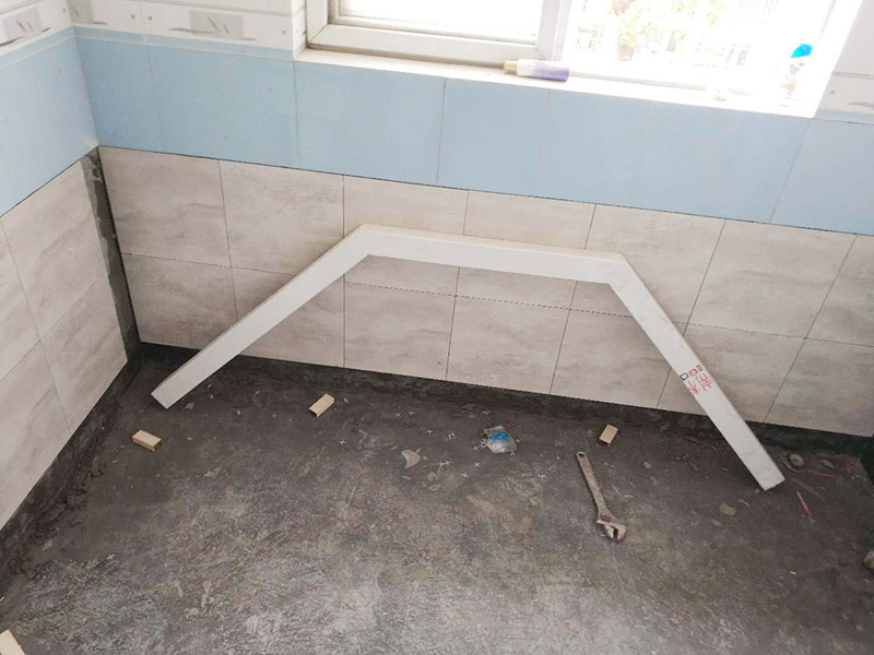 廚房陽(yáng)臺(tái)墻磚鋪貼:首先應(yīng)除去基層表面的污垢，油漬，浮灰;除去基層上所有涂料層，膩?zhàn)訉?如果基層未能達(dá)到平整度要求，需對(duì)基層進(jìn)行預(yù)先的找平處理。鋪貼瓷磚前需事先找好垂直線，以此為基準(zhǔn)鋪貼的瓷磚高低均勻、垂直美觀;此外，施工前在墻體四周需彈出標(biāo)高控制線，在地面彈出十字線，以控制地磚分隔尺寸。 調(diào)制粘結(jié)劑：加水后將粘結(jié)劑漿料攪拌至潤(rùn)滑均勻，無(wú)明顯塊狀或糊狀結(jié)塊，攪拌后的漿料靜置5-10分鐘后再稍加攪拌1-2分鐘即可使用。將瓷磚平整地鋪貼在基層上，使用橡膠錘將瓷磚拍實(shí)鋪平。施工過(guò)程中，可小幅度轉(zhuǎn)動(dòng)瓷磚，使?jié){料與瓷磚背面充分接觸。瓷磚鋪貼結(jié)束后24小時(shí)，可進(jìn)行嵌縫施工。將調(diào)制好的嵌縫劑均勻地涂在磚與磚的縫隙內(nèi)。