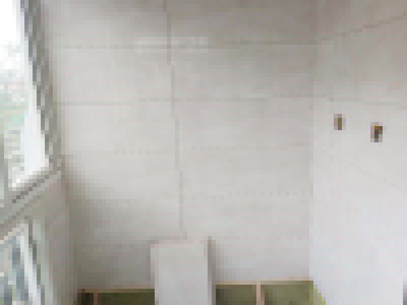 廚房陽(yáng)臺(tái)墻磚鋪貼:首先應(yīng)除去基層表面的污垢，油漬，浮灰;除去基層上所有涂料層，膩?zhàn)訉?如果基層未能達(dá)到平整度要求，需對(duì)基層進(jìn)行預(yù)先的找平處理。鋪貼瓷磚前需事先找好垂直線，以此為基準(zhǔn)鋪貼的瓷磚高低均勻、垂直美觀;此外，施工前在墻體四周需彈出標(biāo)高控制線，在地面彈出十字線，以控制地磚分隔尺寸。 調(diào)制粘結(jié)劑：加水后將粘結(jié)劑漿料攪拌至潤(rùn)滑均勻，無(wú)明顯塊狀或糊狀結(jié)塊，攪拌后的漿料靜置5-10分鐘后再稍加攪拌1-2分鐘即可使用。將瓷磚平整地鋪貼在基層上，使用橡膠錘將瓷磚拍實(shí)鋪平。施工過(guò)程中，可小幅度轉(zhuǎn)動(dòng)瓷磚，使?jié){料與瓷磚背面充分接觸。瓷磚鋪貼結(jié)束后24小時(shí)，可進(jìn)行嵌縫施工。將調(diào)制好的嵌縫劑均勻地涂在磚與磚的縫隙內(nèi)。