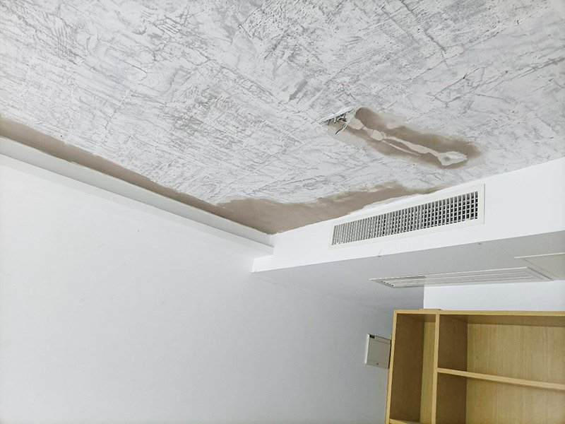 天花板鏟除翻新：將房中小件物品搬移到柜子，儲物柜等不需要施工的位置，如樓梯間，衛(wèi)生間等，利用專業(yè)的遮蔽保護(hù)膜貼在地面，包裝家具，避免施工期間對家中的物品造成損害和污染。 檢查墻面破損位置，如粉化，開裂，滲水，起皮現(xiàn)象嚴(yán)重的利用鏟刀直接全部鏟除至基層，局部破損現(xiàn)象不嚴(yán)重的位置直接用打磨機(jī)或者砂紙打磨即可。貼過墻紙的一定要完全清理掉墻紙內(nèi)的膠，因為膠水時間長了之后會產(chǎn)生化學(xué)反應(yīng)，會對膩子層有所影響，且易造成環(huán)保污染，揮發(fā)有害物質(zhì)。