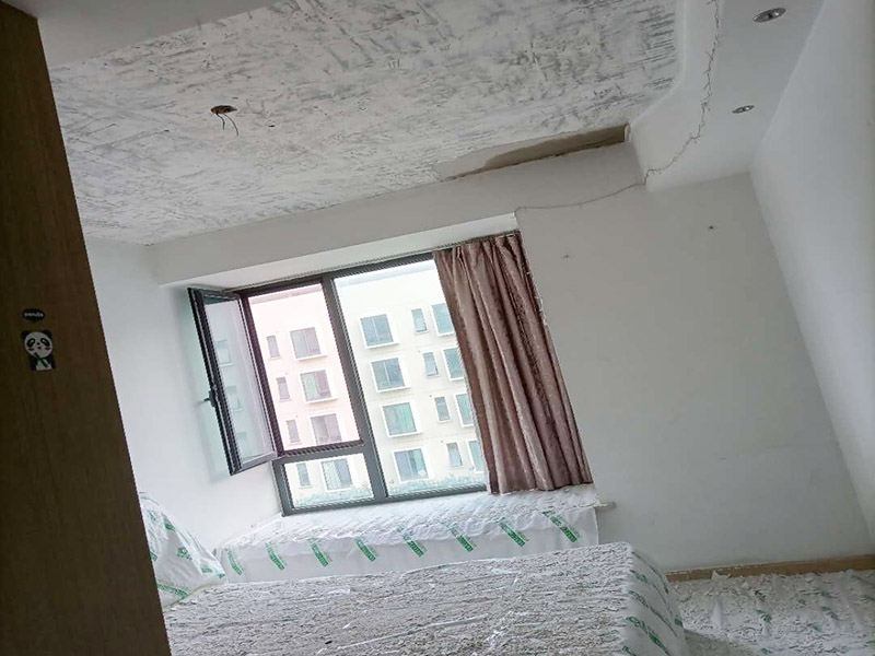 天花板鏟除翻新：將房中小件物品搬移到柜子，儲物柜等不需要施工的位置，如樓梯間，衛(wèi)生間等，利用專業(yè)的遮蔽保護(hù)膜貼在地面，包裝家具，避免施工期間對家中的物品造成損害和污染。 檢查墻面破損位置，如粉化，開裂，滲水，起皮現(xiàn)象嚴(yán)重的利用鏟刀直接全部鏟除至基層，局部破損現(xiàn)象不嚴(yán)重的位置直接用打磨機(jī)或者砂紙打磨即可。貼過墻紙的一定要完全清理掉墻紙內(nèi)的膠，因為膠水時間長了之后會產(chǎn)生化學(xué)反應(yīng)，會對膩子層有所影響，且易造成環(huán)保污染，揮發(fā)有害物質(zhì)。