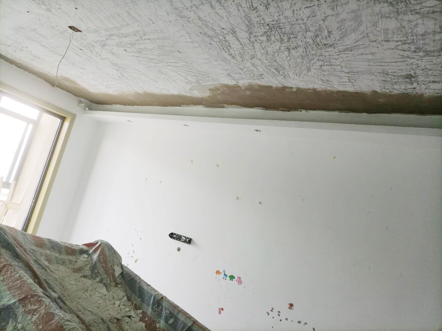 天花板鏟除翻新：將房中小件物品搬移到柜子，儲物柜等不需要施工的位置，如樓梯間，衛(wèi)生間等，利用專業(yè)的遮蔽保護(hù)膜貼在地面，包裝家具，避免施工期間對家中的物品造成損害和污染。 檢查墻面破損位置，如粉化，開裂，滲水，起皮現(xiàn)象嚴(yán)重的利用鏟刀直接全部鏟除至基層，局部破損現(xiàn)象不嚴(yán)重的位置直接用打磨機(jī)或者砂紙打磨即可。貼過墻紙的一定要完全清理掉墻紙內(nèi)的膠，因為膠水時間長了之后會產(chǎn)生化學(xué)反應(yīng)，會對膩子層有所影響，且易造成環(huán)保污染，揮發(fā)有害物質(zhì)。