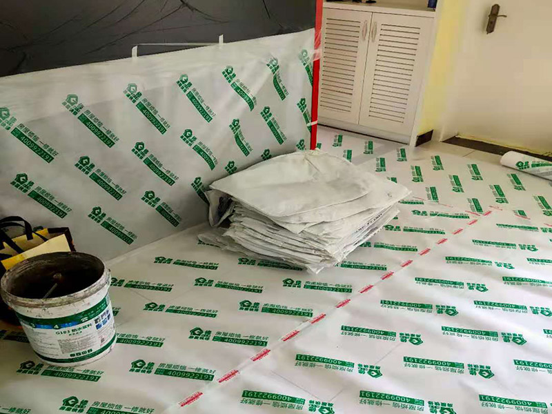 走廊過道成品保護：各種裝修物料的進(jìn)場以及各種建筑裝修垃圾的清理，都會經(jīng)過入戶門，這些物品在搬運的過程中，與入戶門發(fā)生磕碰、摩擦的機率大大增加，所以，第一個需要做好成品保護的地方就是我們的入戶門。建議：在裝修開工前直到家具進(jìn)場期間，都需要對入戶門進(jìn)行保護！對于這一點，可以使用成品保護膜將門包裹。