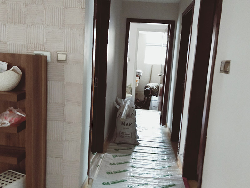 走廊過道成品保護：各種裝修物料的進(jìn)場以及各種建筑裝修垃圾的清理，都會經(jīng)過入戶門，這些物品在搬運的過程中，與入戶門發(fā)生磕碰、摩擦的機率大大增加，所以，第一個需要做好成品保護的地方就是我們的入戶門。建議：在裝修開工前直到家具進(jìn)場期間，都需要對入戶門進(jìn)行保護！對于這一點，可以使用成品保護膜將門包裹。