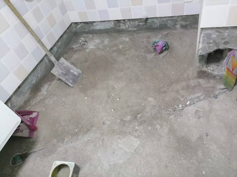 衛(wèi)生間地面清理防水：1、刷第一遍防水涂料把地面清掃干凈，防水涂料要涂滿，和基層結合牢固，沒有裂紋和氣泡，并且無脫落現(xiàn)象。涂刷的高度、厚度都要達到規(guī)定要求。2、刷第二遍防水涂料等到第一遍涂料干透之后，再刷第二遍防水涂料，不干的話，防水效果就會大打折扣。3、鋪保護層接下來就是在防水涂料的表面鋪保護層，一定要做到完全覆蓋防水層，和基層結合牢固，沒有裂紋、氣泡，也沒有脫落現(xiàn)象。4、閉水試驗閉水試驗是非常有必要的，地面最高的地方，誰不能低于2cm，維持24小時，如果沒有發(fā)生滲漏就合格。如果有滲漏，必須重做防水。