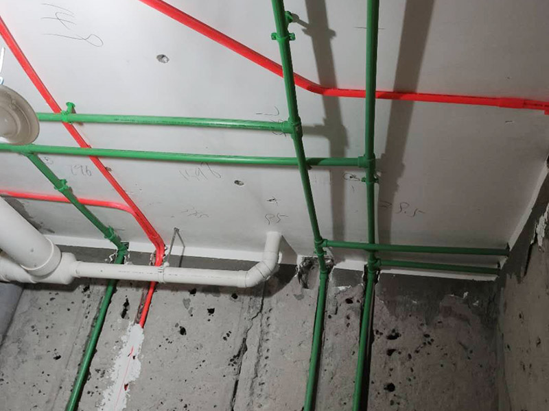 全屋電路走線施工：電路定位很重要！插座安裝在哪里安裝多少，開關(guān)安裝在哪里安裝多少，哪些地方需要安裝燈具等等，這些都需要根據(jù)家中實(shí)際的電路用途來確定。電路定位搞定以后就可以根據(jù)定位以及走向開布線槽了。 開布線槽有講究，需盡量保持橫平豎直。不過對(duì)于墻面開槽，規(guī)范的做法不允許開橫槽，因?yàn)檫@可能會(huì)影響到墻面的承重能力。 開槽的深度也有要求，通常情況下深度為PVC線管的直徑+10mm。